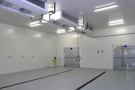 Потолочная батарея воздухоохладителей в холодильной камере