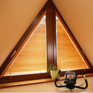 Пластиковое окно в виде треугольника